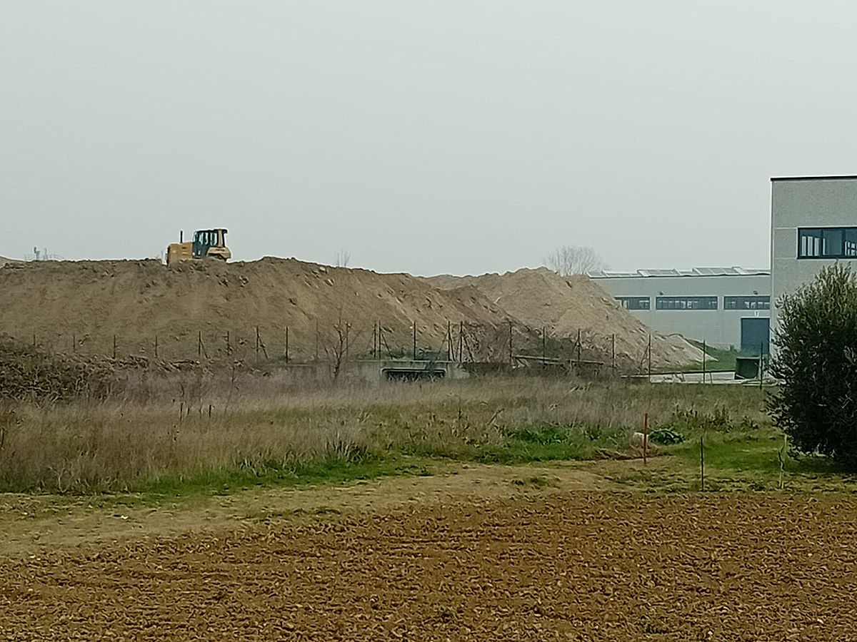 Il "monte" di terra e altri materiali provenienti dall'escavo del fiume Misa e depositato temporaneamente a Ostra