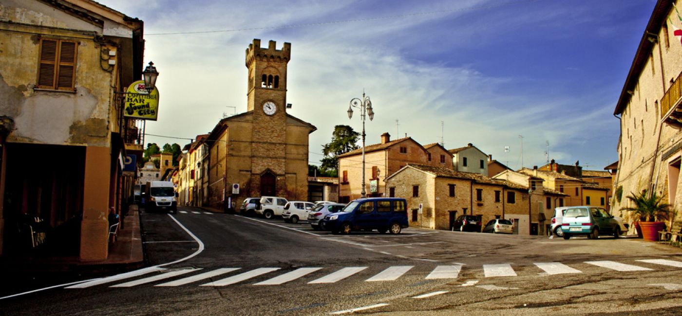 La piazza a Castelleone di Suasa