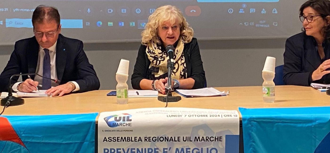 L'intervento della segretaria generale Uil Marche, Claudia Mazzucchelli, all'assemblea sulla sanità regionale. A sinistra Santo Biondo, segretario nazionale UIL; a destra Anna Rea, presidente ADOC nazionale