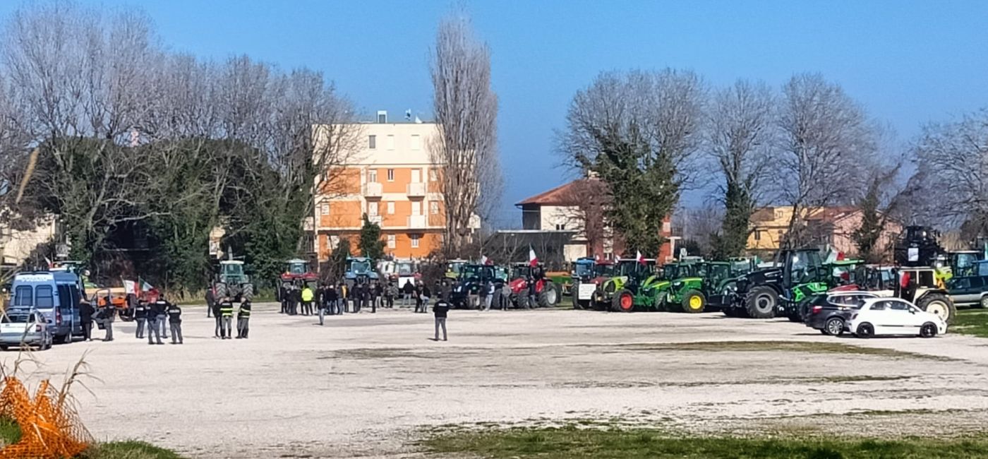 La manifestazione dei trattori arriva a Senigallia: gli agricoltori protestano soprattutto su concorrenza sleale e politiche europee