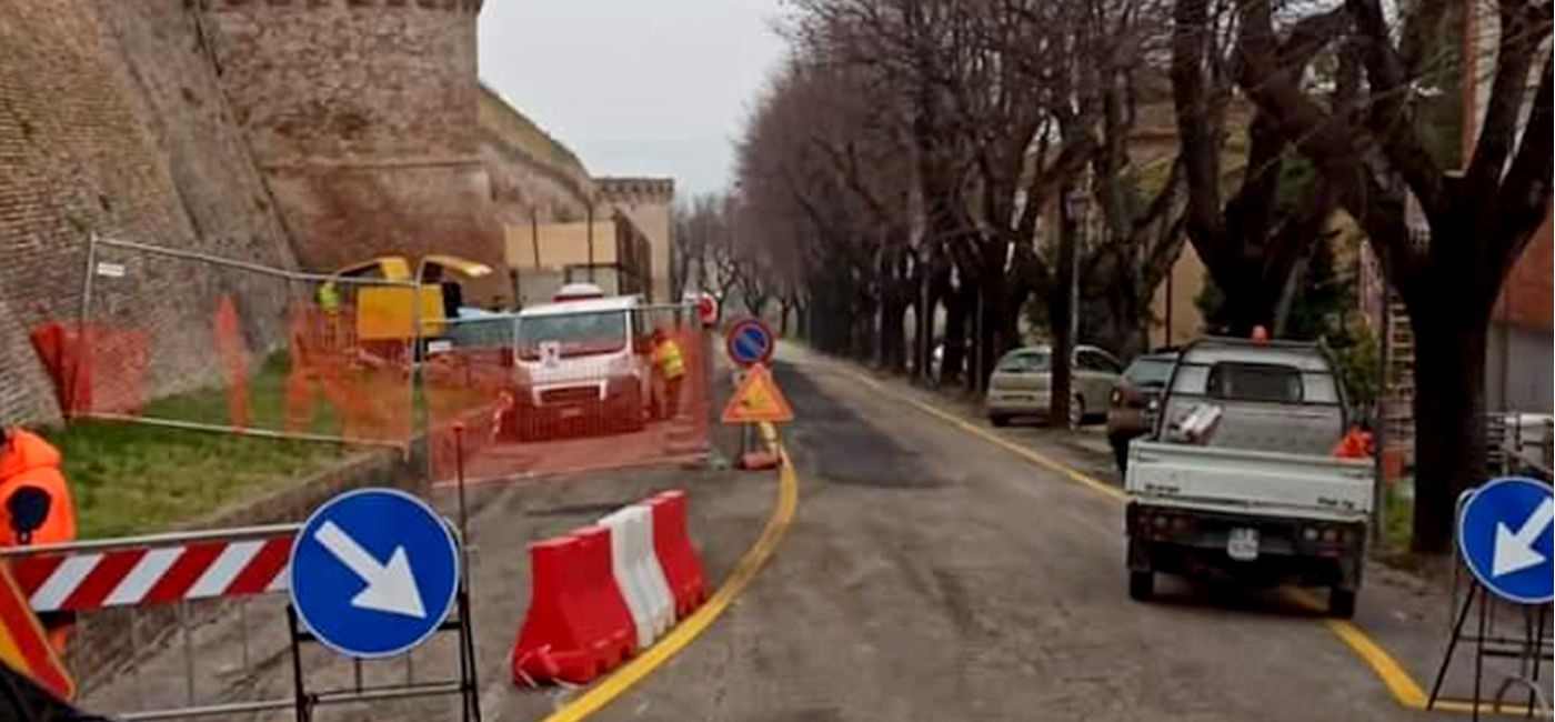 Ripristinata la viabilità in via del Fosso, a Corinaldo, dopo il crollo delle storiche mura del febbraio 2021