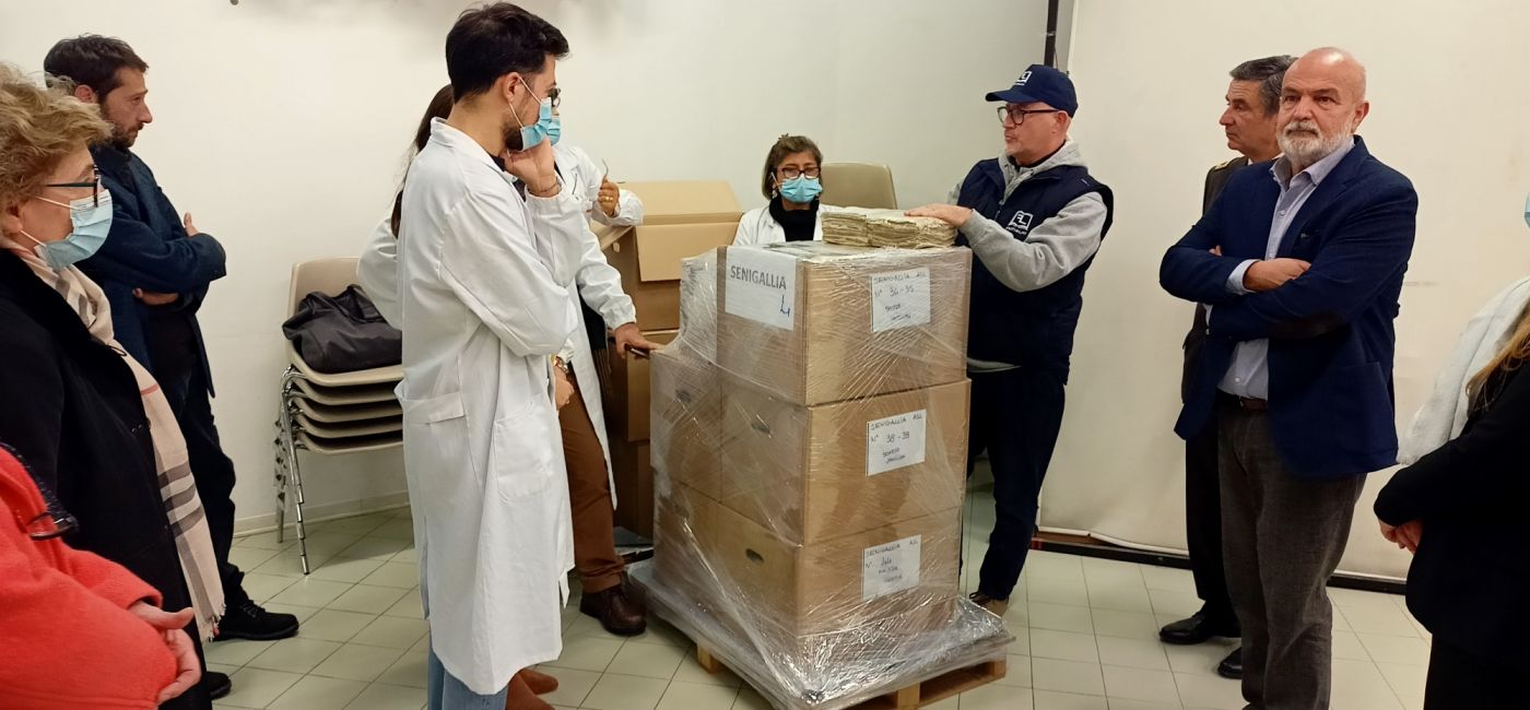 La riconsegna dell'archivio sanitario e vaccinale all'Asur di Senigallia dopo la pulizia post alluvione