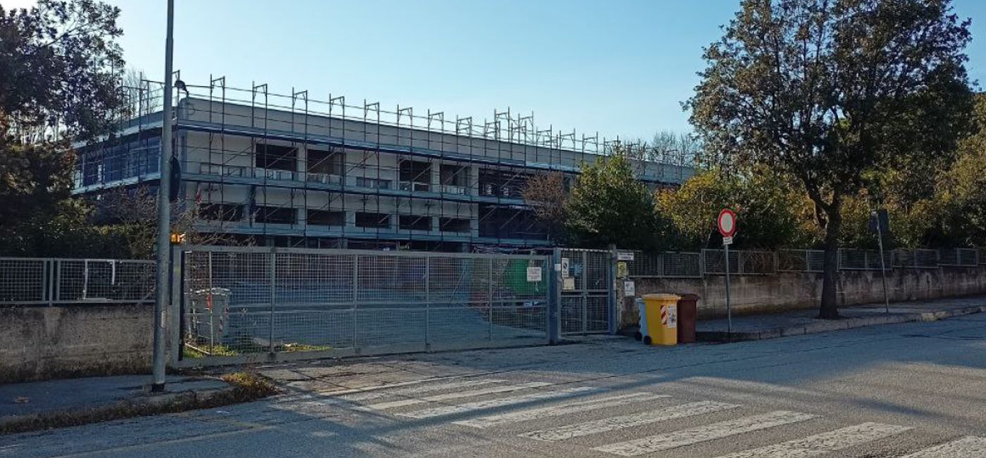 I lavori alla scuola primaria di via Botticelli, zona Cesanella di Senigallia