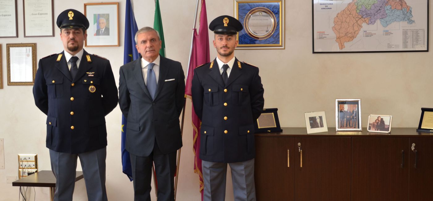 I poliziotti Daniele Romagnoli (a sinistra) e Mattia Marchetti (destra) al centro il questore di Ancona Cesare Capocasa