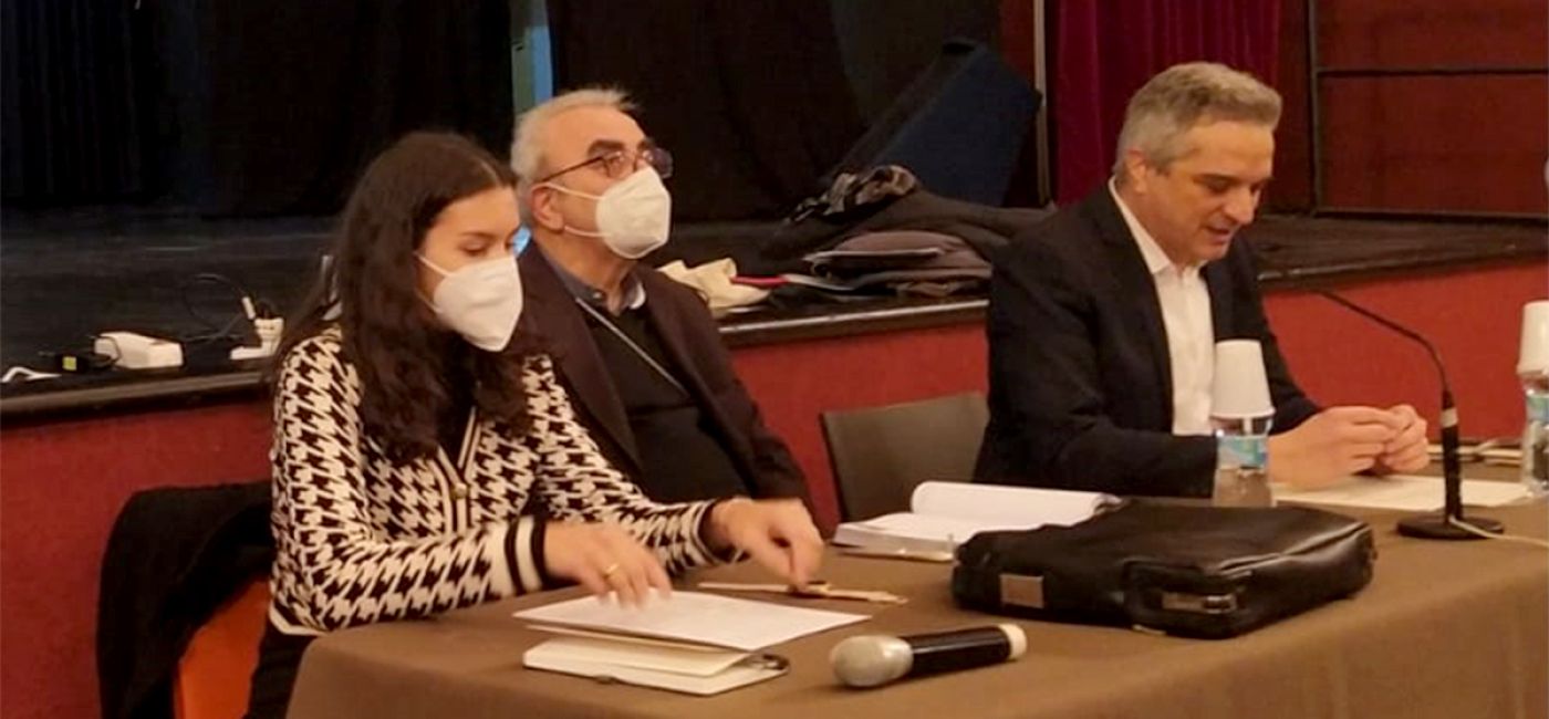 Incontro tra la Diocesi di Senigallia e i politici della vallata. Da sinistra Lucia Campolucci, mons. Franco Manenti e Giovanni Spinozzi della Pastorale sociale e del lavoro