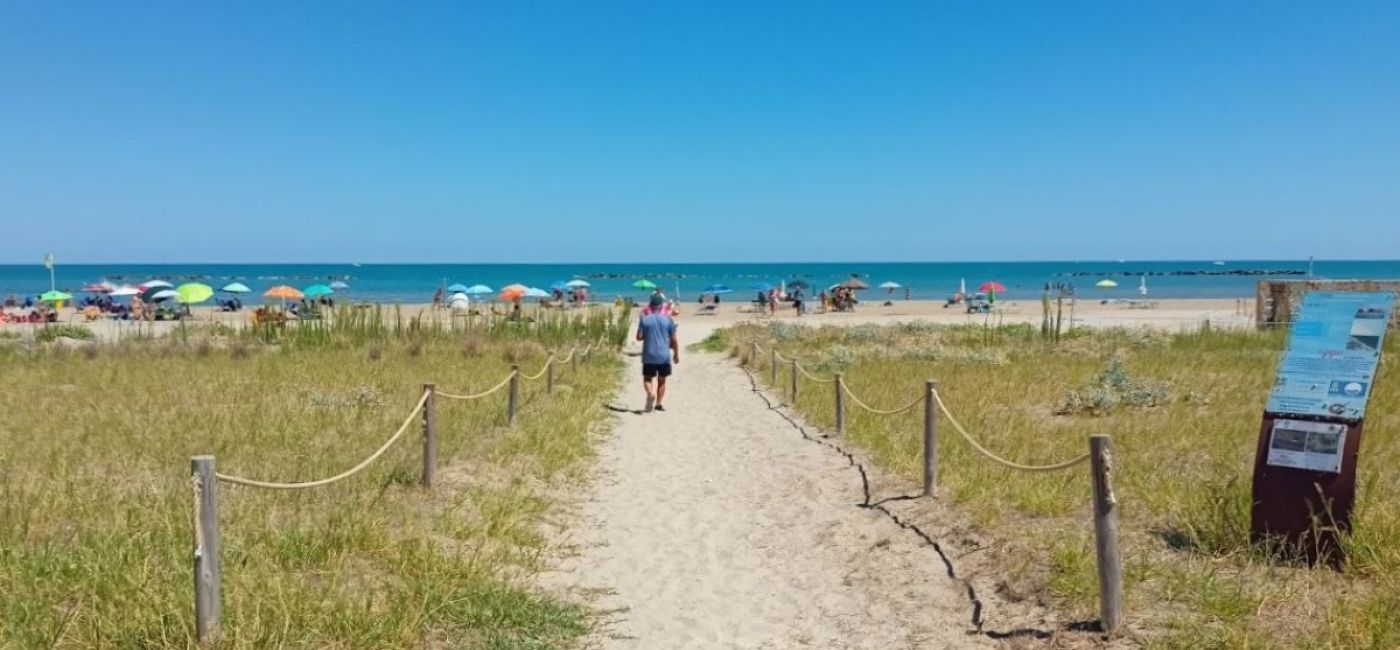 I bagnanti sulla spiaggia di ponente di Senigallia