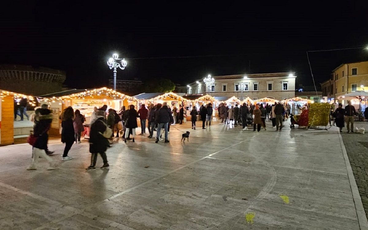 Le luminarie natalizie e il villaggio allestito in piazza del Duca a Senigallia per il natale 2023