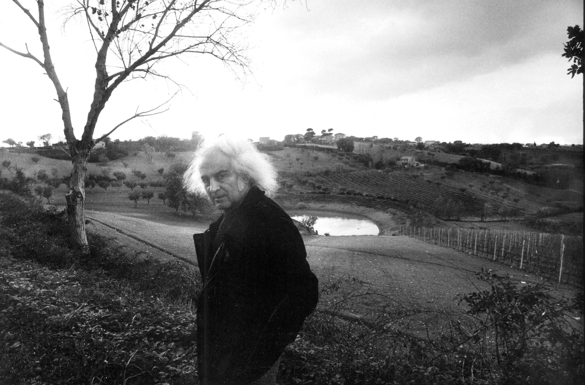 Mario Giacomelli in una foto di Giovanna Calvenzi (© The Mario Giacomelli Archive)