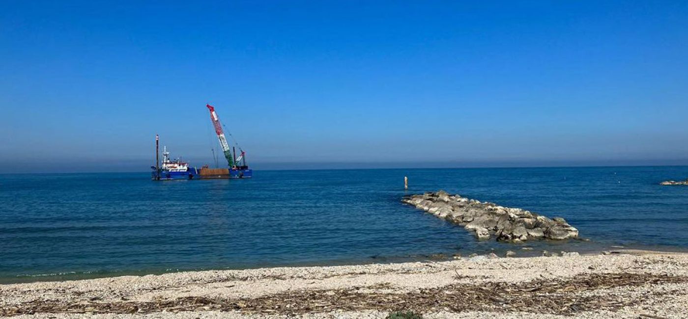 Il pontone per il posizionamento degli scogli sui pennelli già esistenti davanti la spiaggia a Marina di Montemarciano