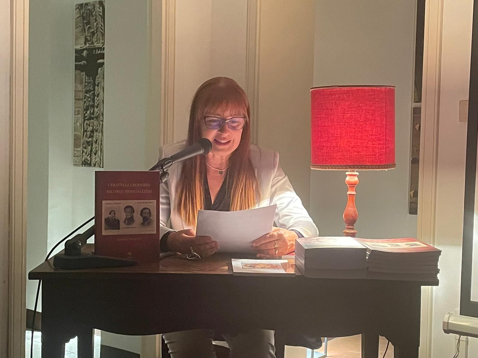 Marina Mancini durante una presentazione del libro "I fratelli Leopardi: ricordi senigalliesi" (Metauro edizioni, 2024)