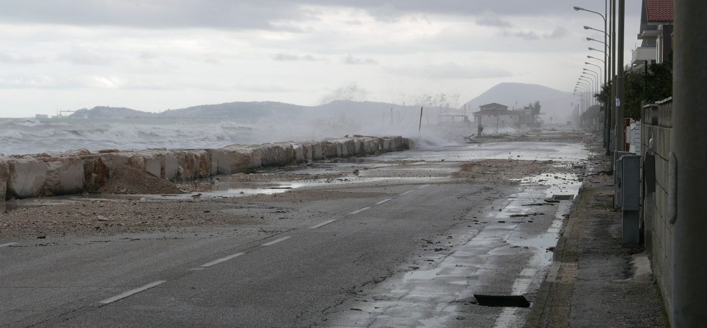 Erosione costiera: una delle tante mareggiate che raggiungono il lungomare a Marina di Montemarciano