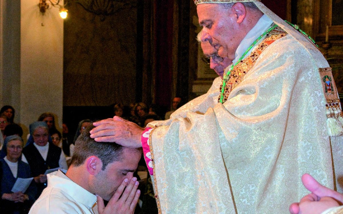 Nel 2010 l'ordinazione sacerdotale di Matteo Pettinari con l'allora vescovo Giuseppe Orlandoni