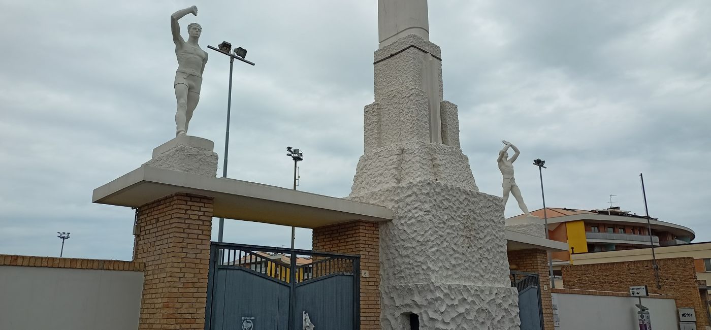 Lo storico portale di accesso allo stadio Bianchelli di Senigallia, con le statue del prof. Silvio Ceccarelli (1933)