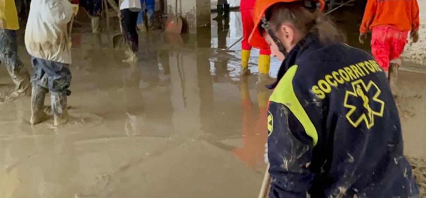 Volontari Anpas al lavoro nelle zone colpite dall'alluvione