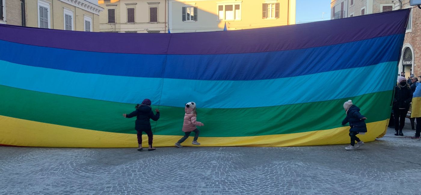 giochi di pace in piazza Roma a Senigallia, durante una manifestazione contro la guerra in Ucraina