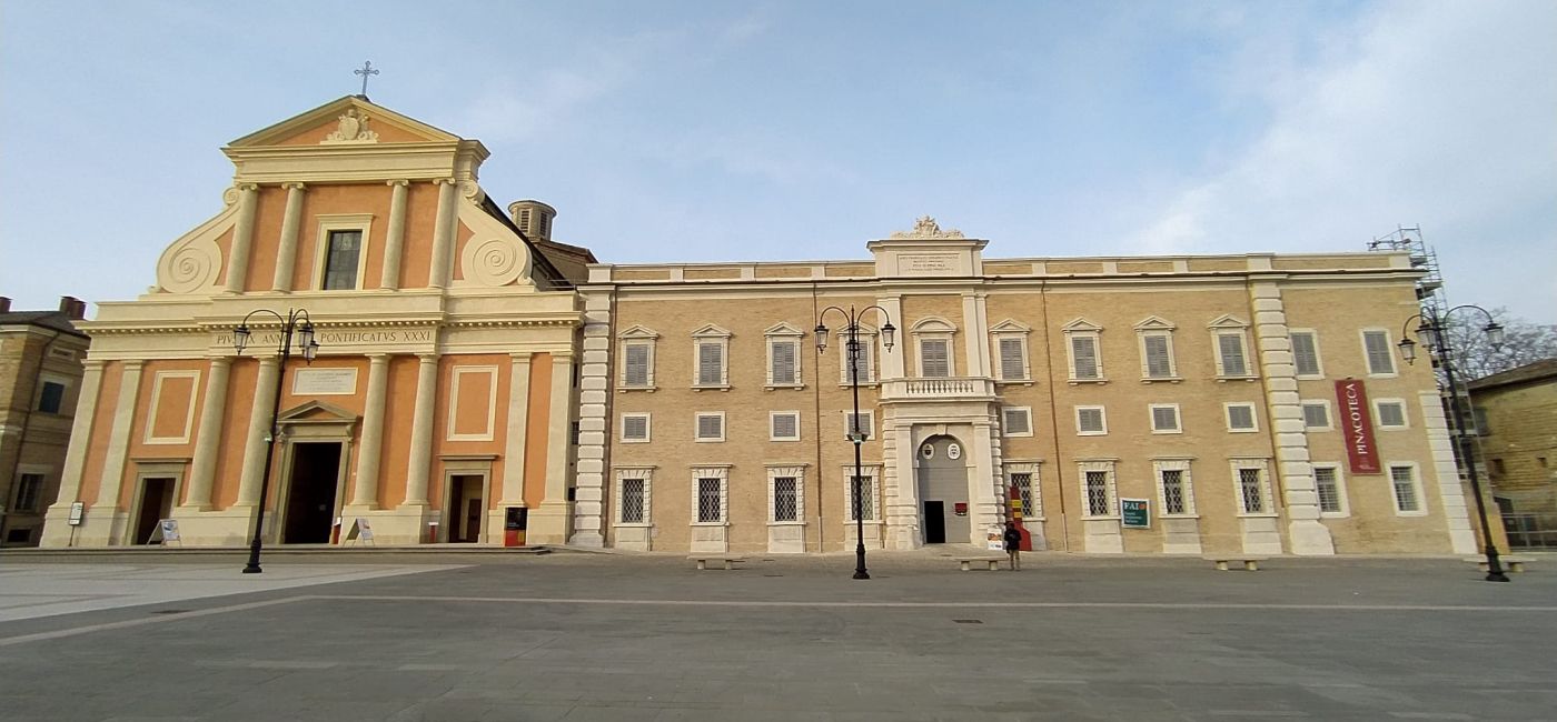 Il duomo e il palazzo vescovile della diocesi di Senigallia