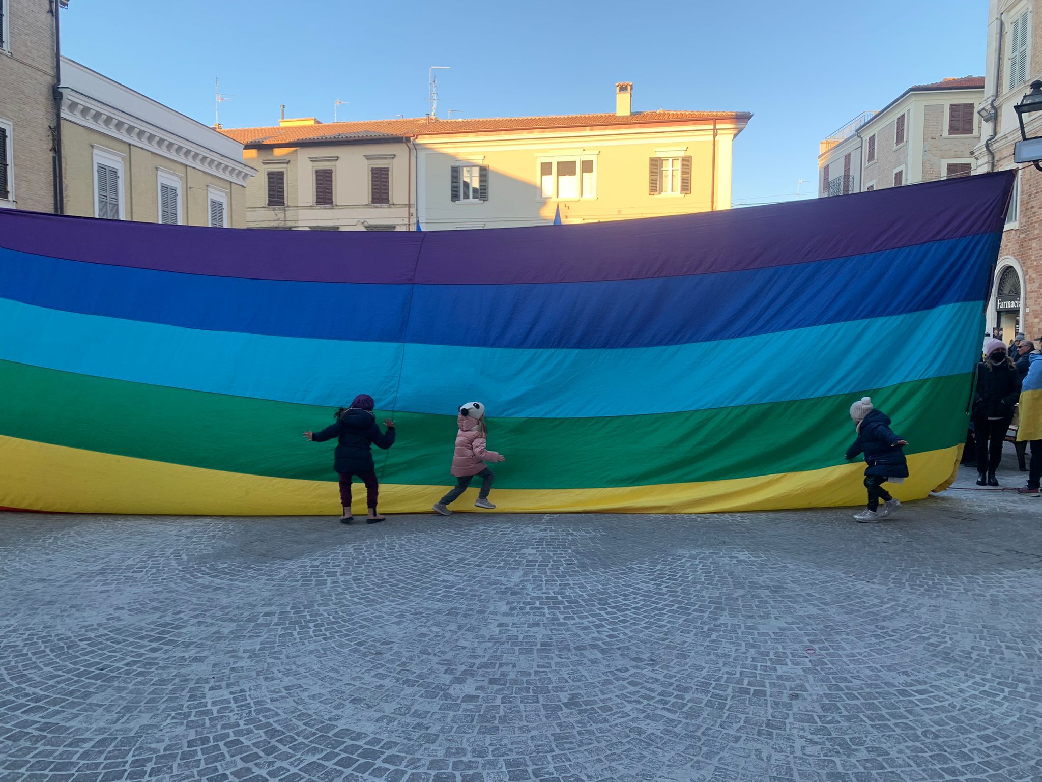 giochi di pace in piazza Roma a Senigallia, durante una manifestazione contro la guerra in Ucraina