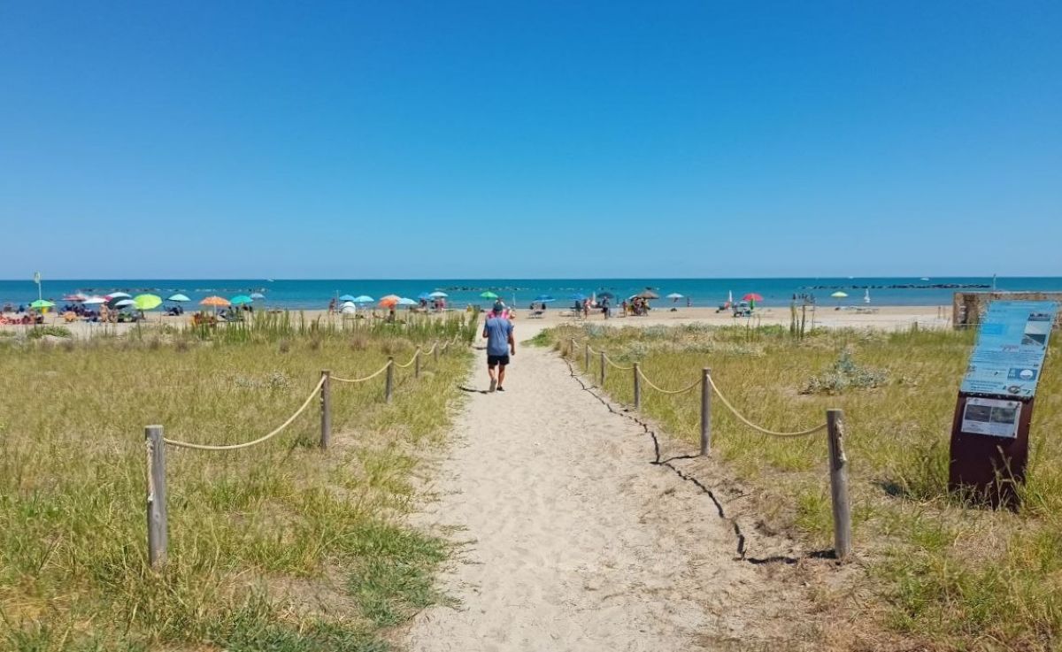 I bagnanti sulla spiaggia di ponente di Senigallia