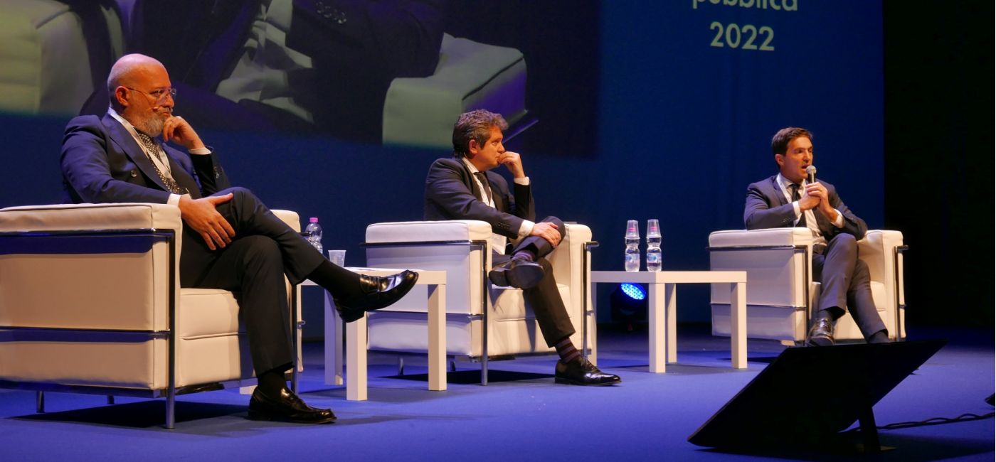 Il confronto tra Stefano Bonaccini e Francesco Acquaroli a Senigallia durante l'assemblea di Confindustria