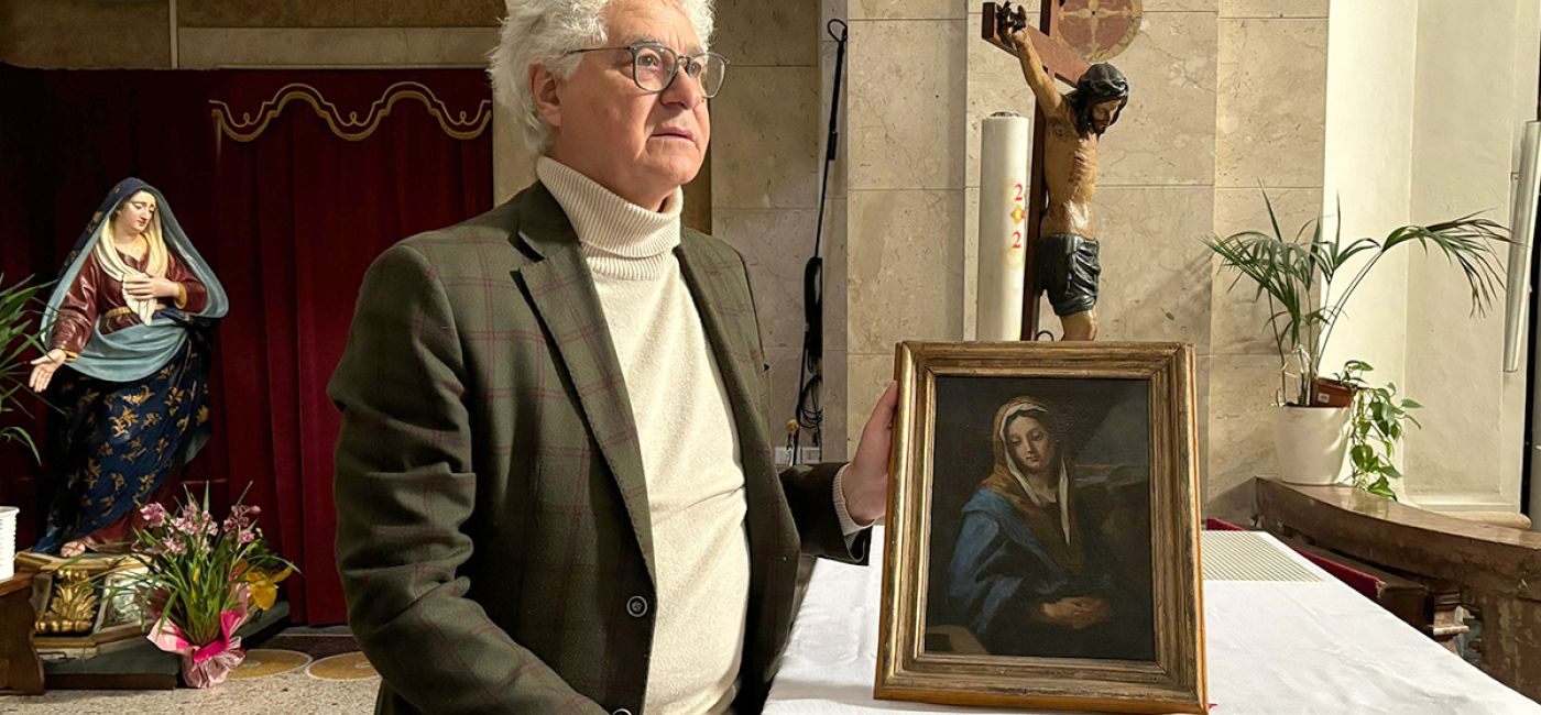 In foto, l’appassionato d’arte Piero Sbaffi e l'opera in questione, una Madonna al sepolcro, probabilmente attribuibile al pittore Carlo Maratta