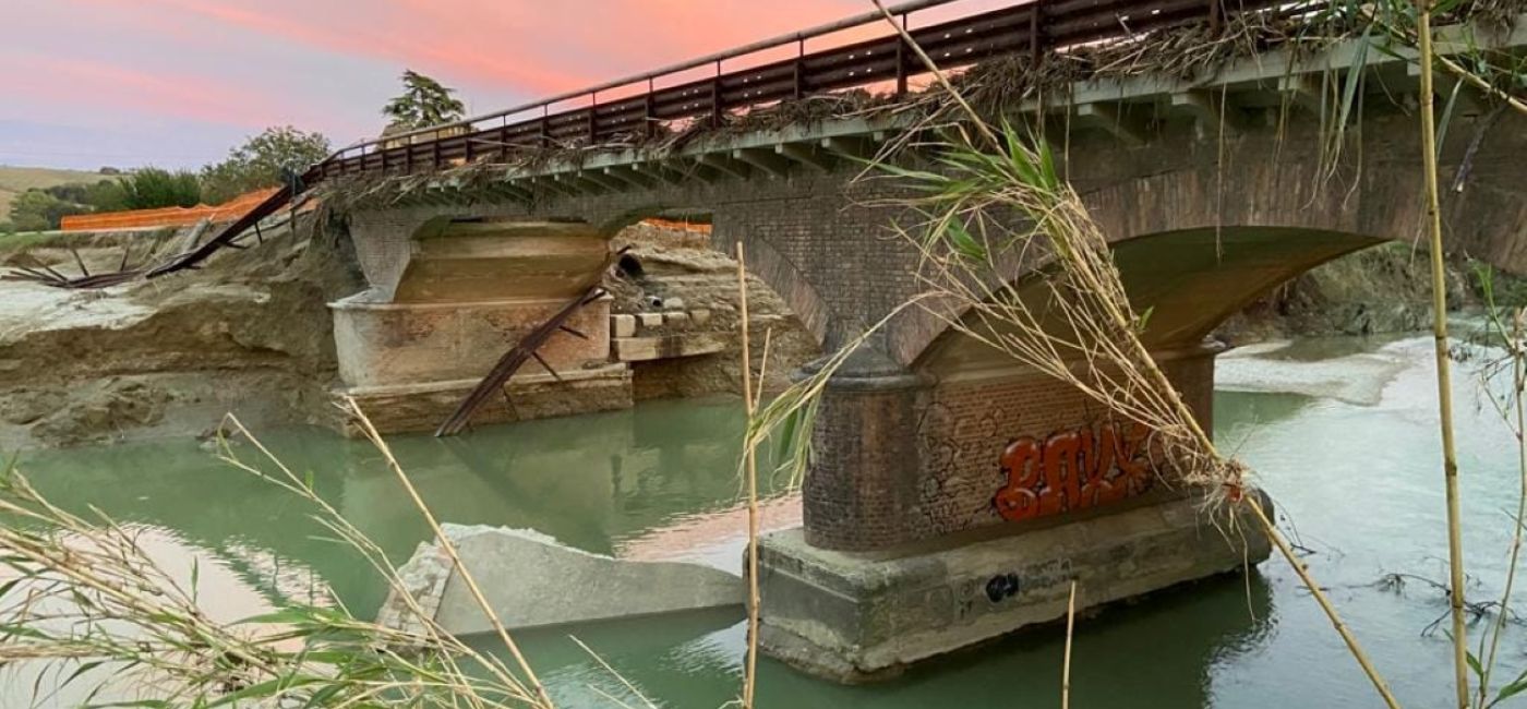 Il ponte del Coppetto tra Ostra e Ostra Vetere danneggiato dall'alluvione del 15 settembre 2022