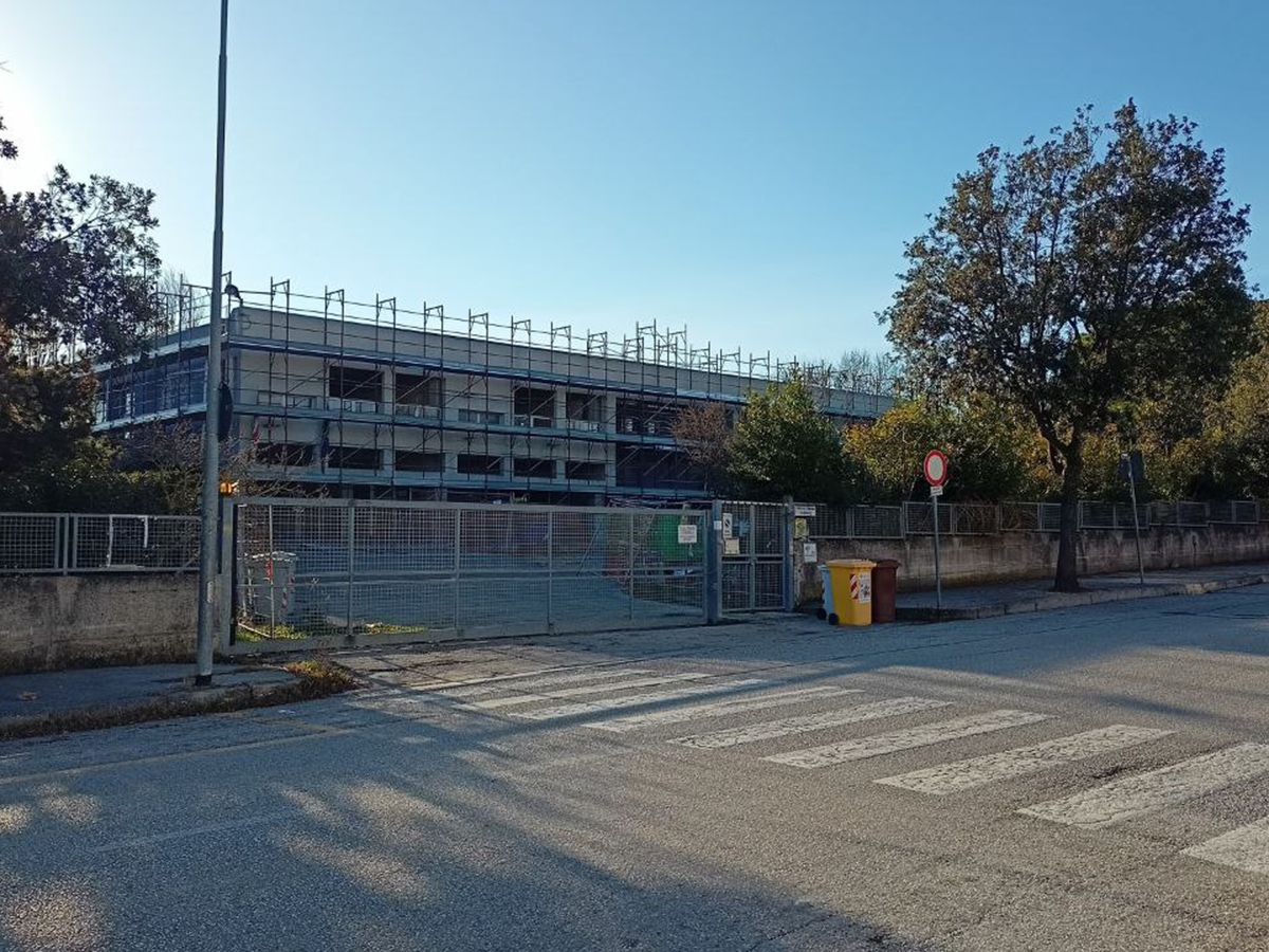 I lavori alla scuola primaria di via Botticelli, zona Cesanella di Senigallia