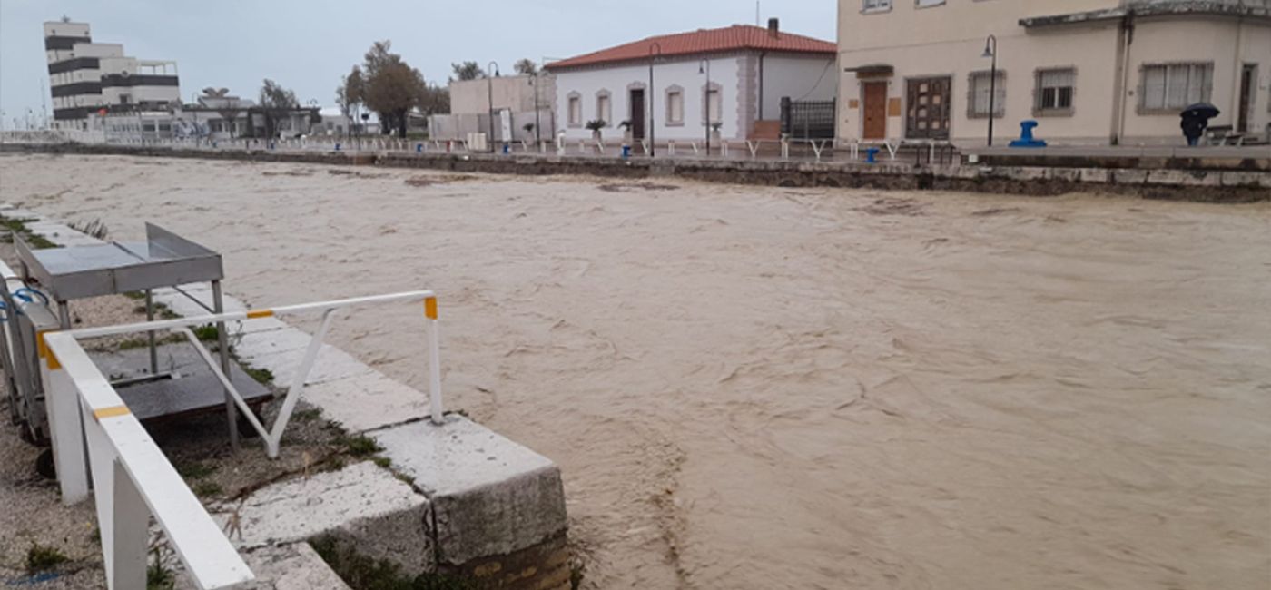 Il fiume Misa a Senigallia, alto per le piogge e il maltempo