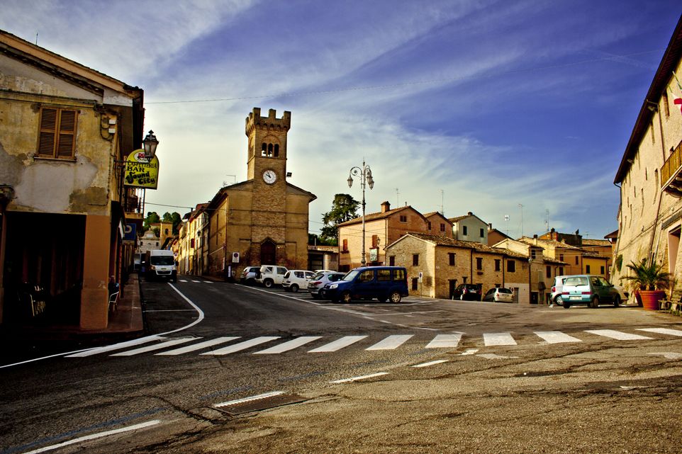 La piazza a Castelleone di Suasa