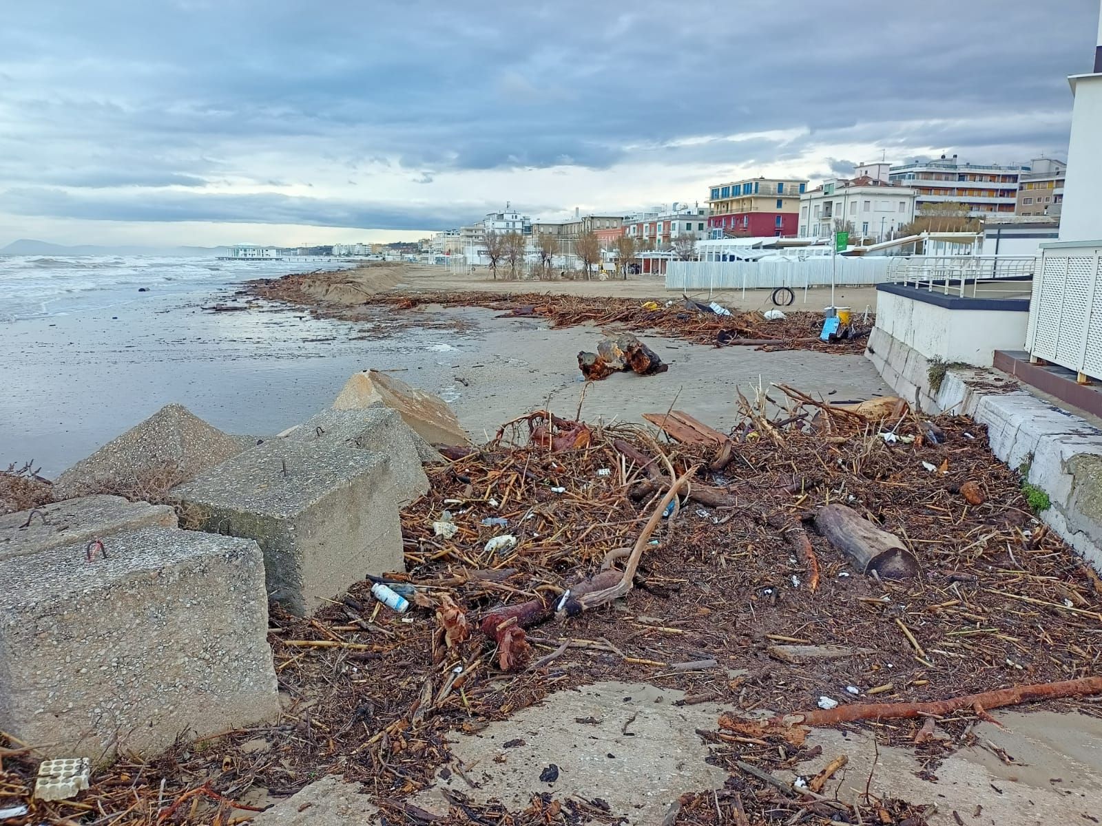 I detriti portati dalla mareggiata sul lungomare di levante di Senigallia