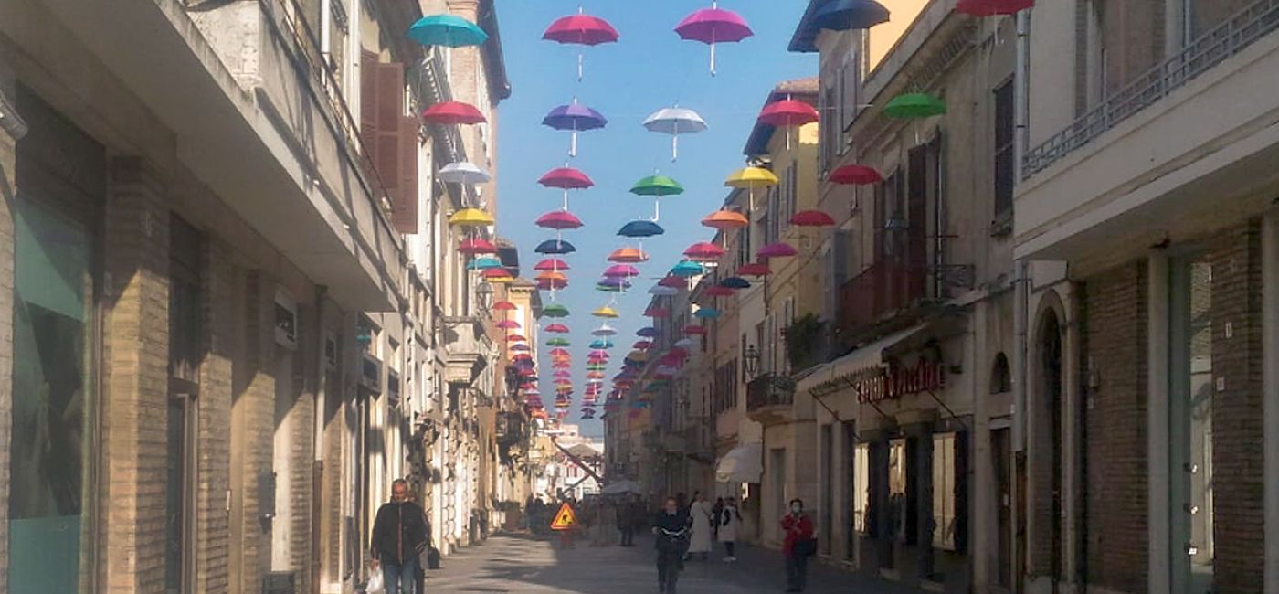 Gli ombrelli colorati "sospesi" lungo corso II Giugno a Senigallia contro la violenza sulle donne