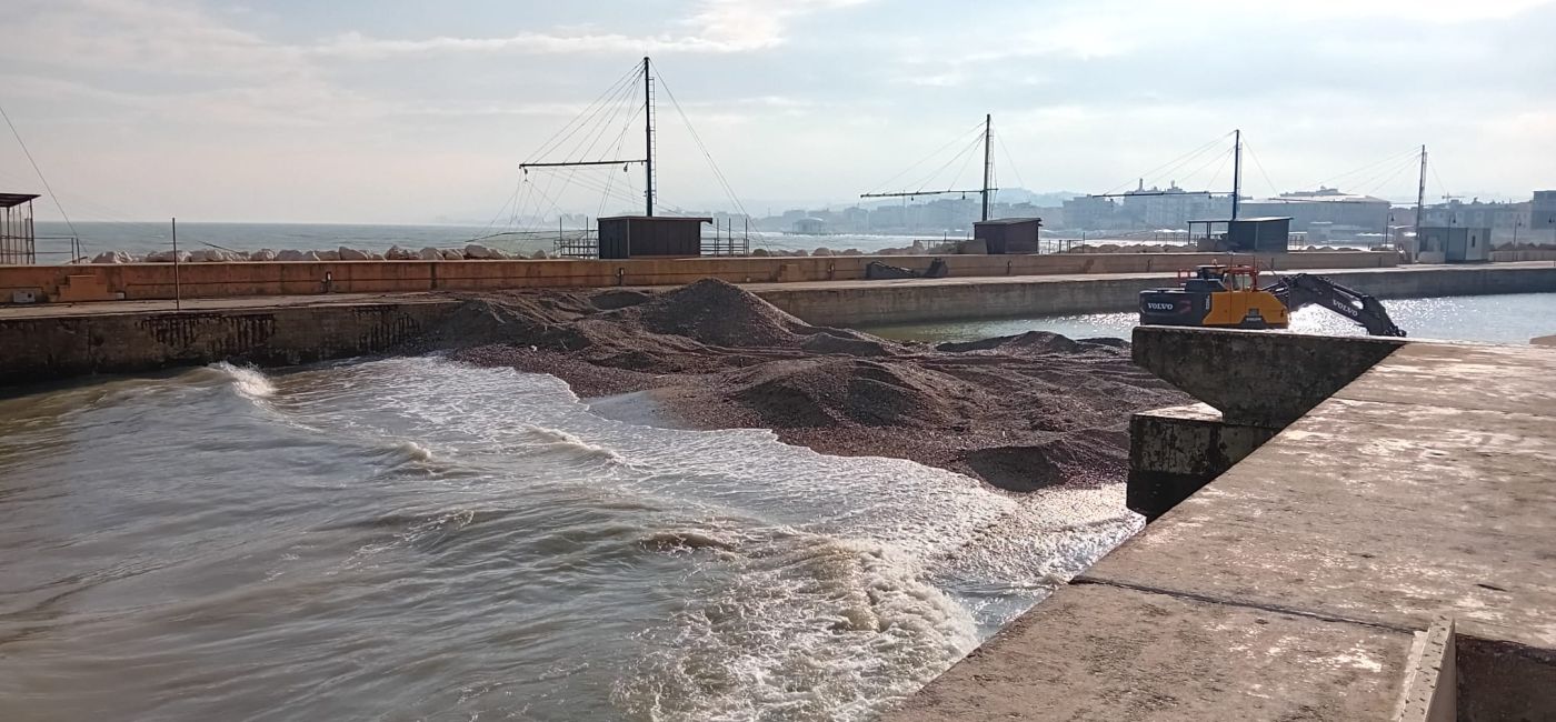 I lavori per liberare dai detriti la foce del fiume Misa a Senigallia, novembre 2023