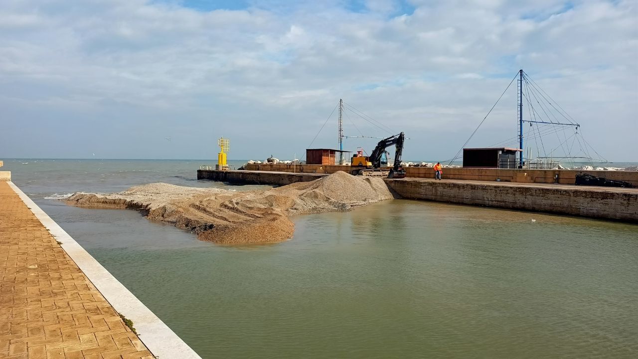 I lavori per liberare dai detriti la foce del fiume Misa a Senigallia, novembre 2023