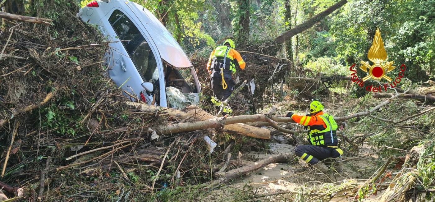 Uno dei tanti mezzi travolti dall'alluvione nelle zone tra Barbara e Castelleone di Suasa