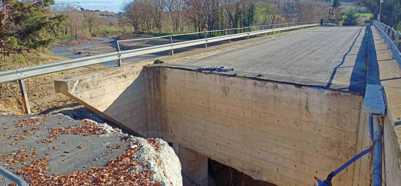 Chiuso perché inagibile dopo l'alluvione del 15 settembre 2022 il ponte tra Vallone e Cannella a Senigallia