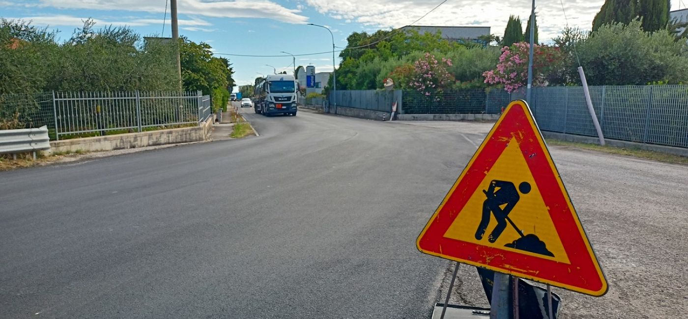 I lavori sull'asfalto di strada della Marina al Cesano di Senigallia