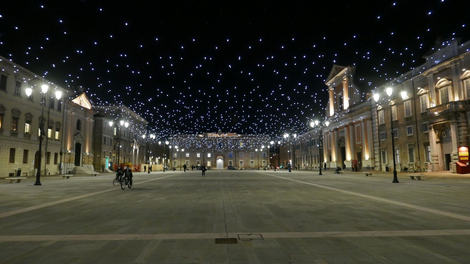 luci di natale, luminarie natalizie, senigallia, natale, centro storico illuminato, cielo stellato in piazza Garibaldi, inverno