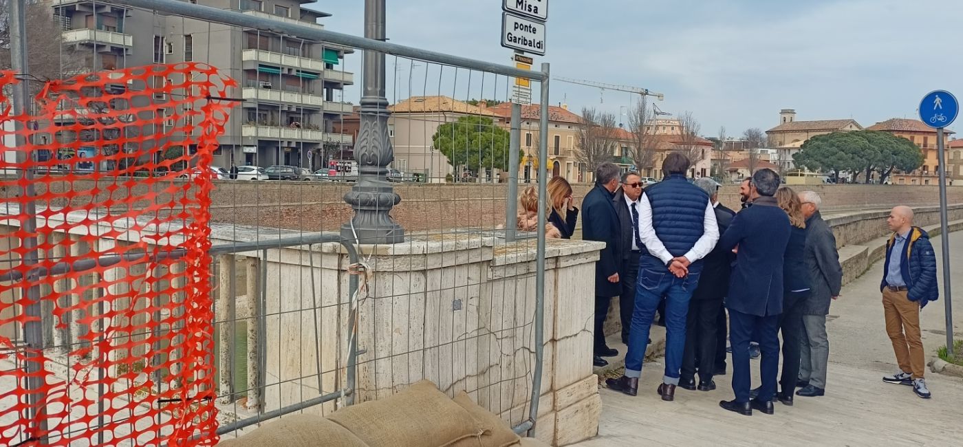 Senigallia, sopralluogo al ponte Garibaldi del viceministro alle infrastrutture Rixi