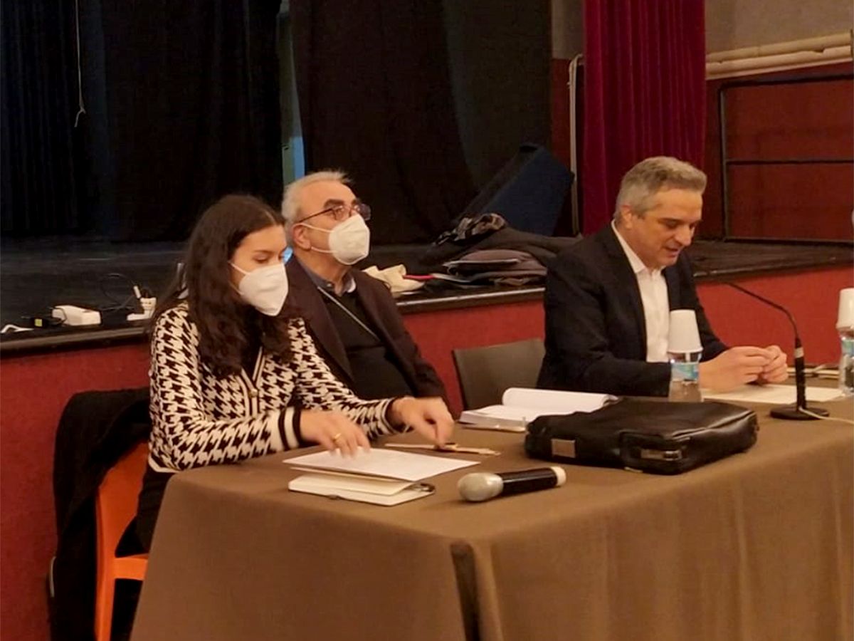 Incontro tra la Diocesi di Senigallia e i politici della vallata. Da sinistra Lucia Campolucci, mons. Franco Manenti e Giovanni Spinozzi della Pastorale sociale e del lavoro