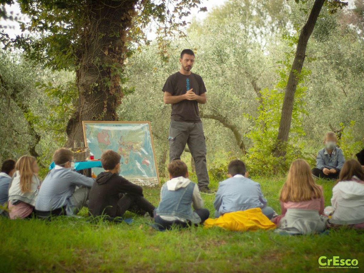 Giovani studenti alle prese con le lezioni di scienza nell'area verde Boscomio di Senigallia