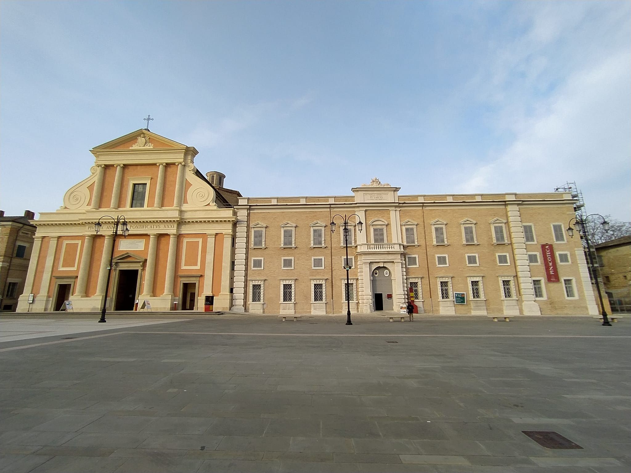 Il duomo e il palazzo vescovile della diocesi di Senigallia