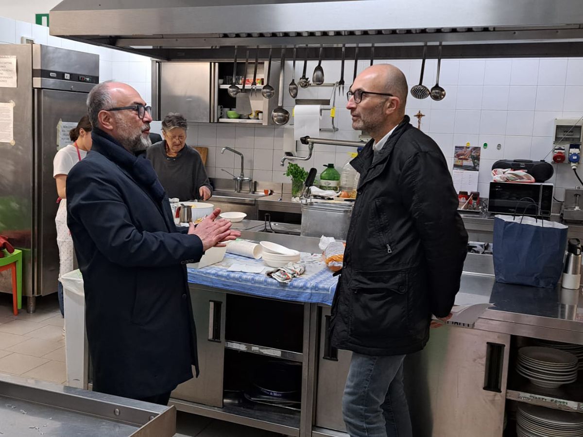 Visita del presidente del consiglio comunale Massimo Bello alla fondazione Caritas Senigallia insieme al direttore Giovanni Bomprezzi