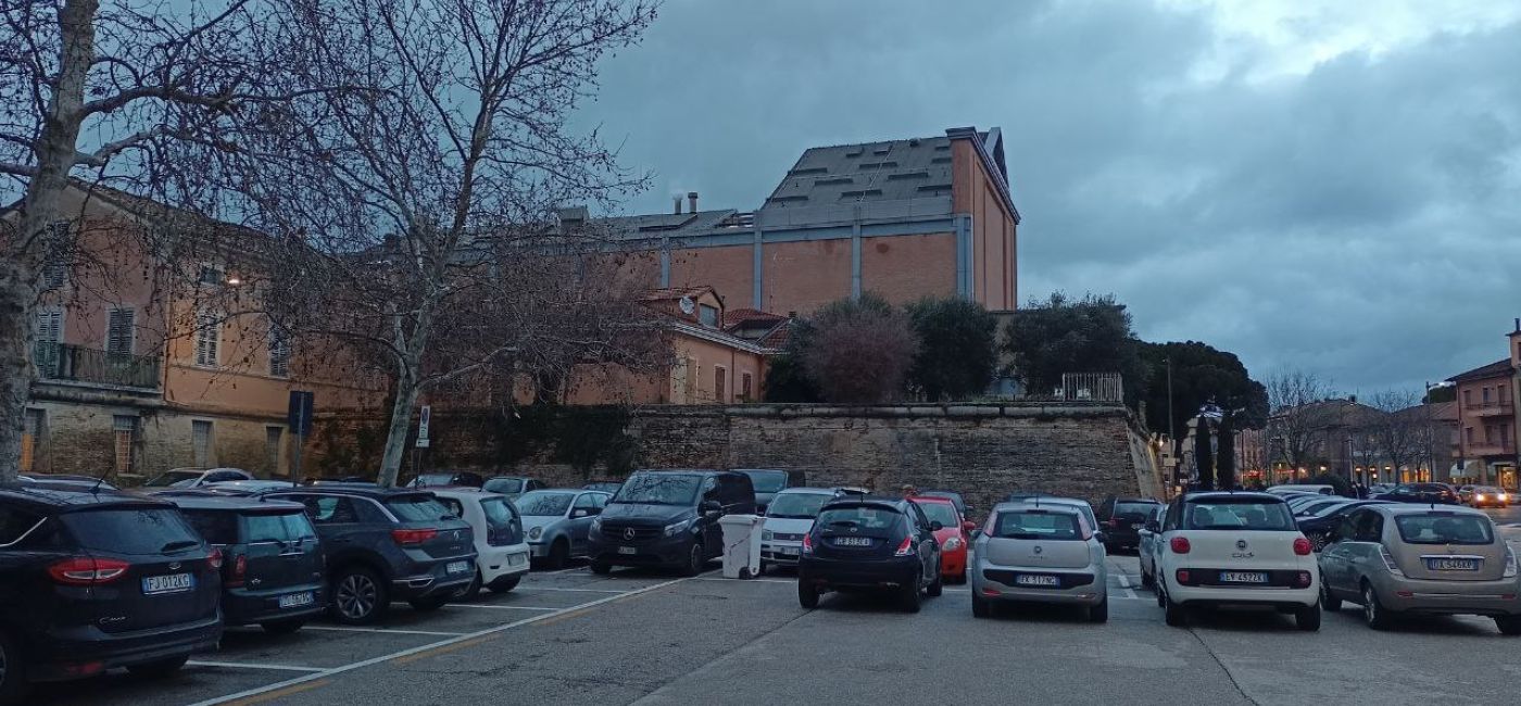 Il parcheggio della ex pesa pubblica in viale Leopardi, a Senigallia