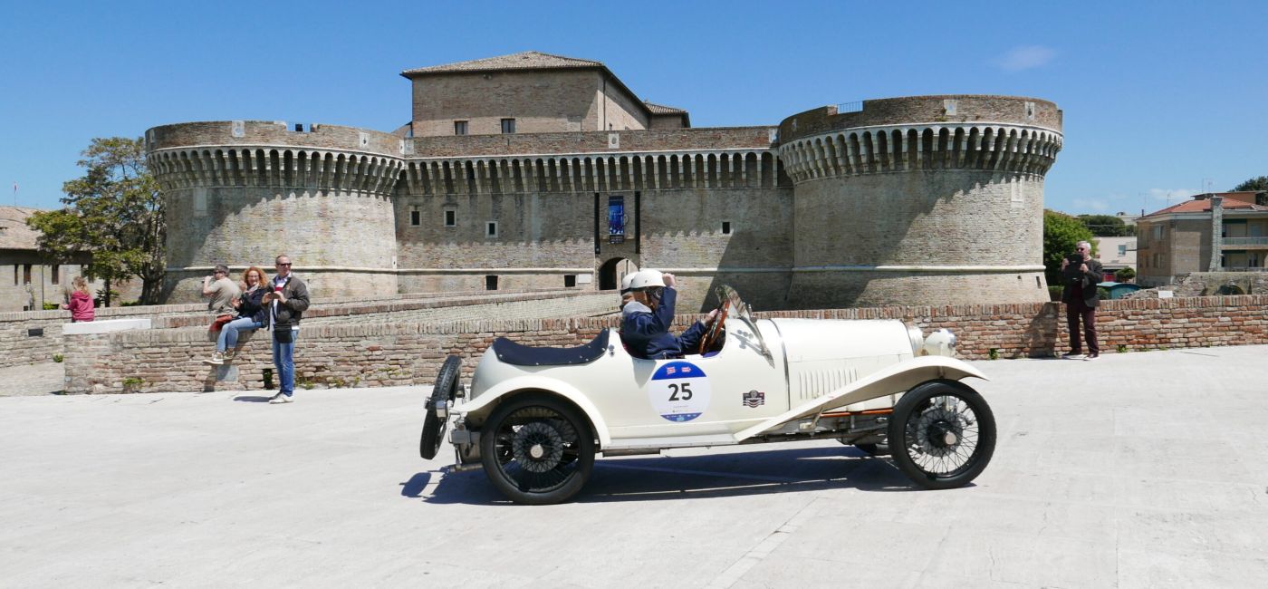 Il passaggio della Mille Miglia in centro storico a Senigallia, edizione 2019