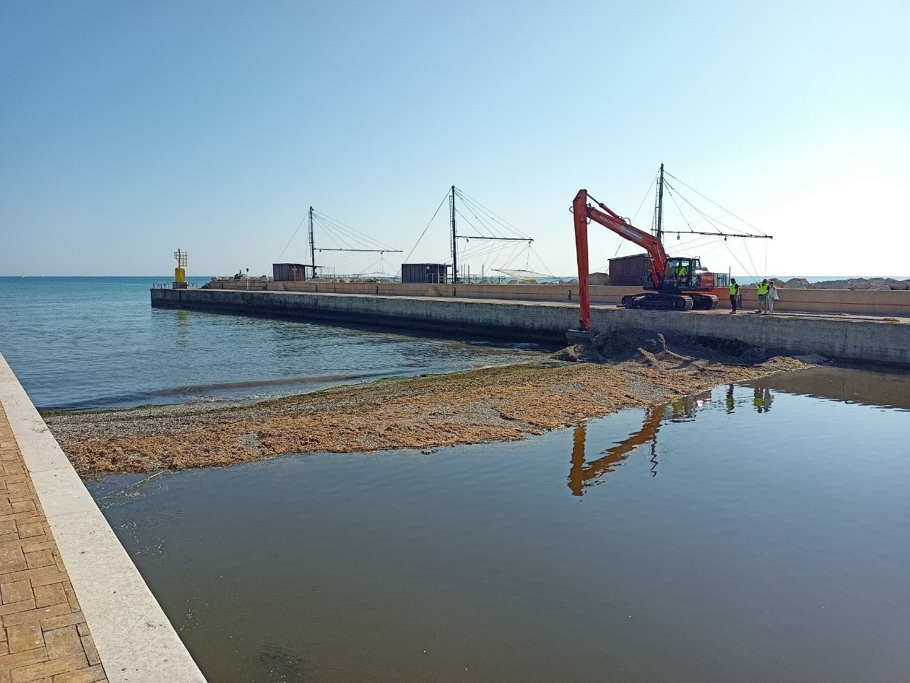 I lavori sul tappo di detriti alla foce del fiume Misa a Senigallia