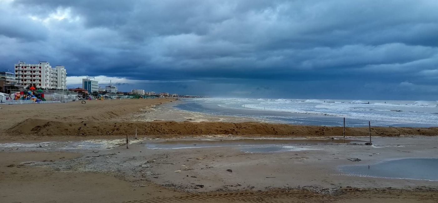 Maltempo e mareggiate sul lungomare di ponente, a Senigallia