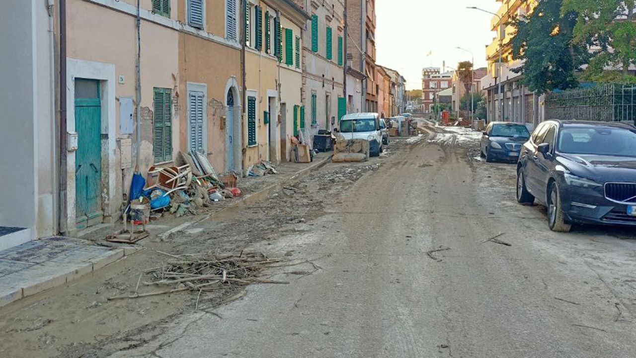 I resti dell'alluvione che ha colpito Senigallia