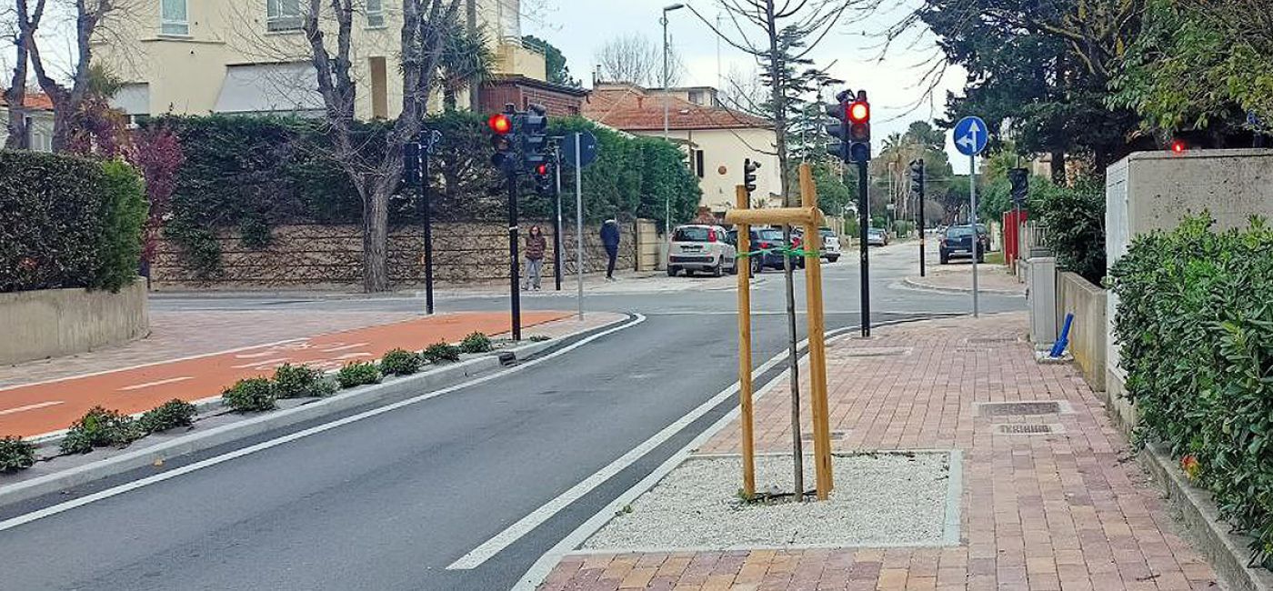 Senigallia, viale Anita Garibaldi all'incrocio con via Mercantini