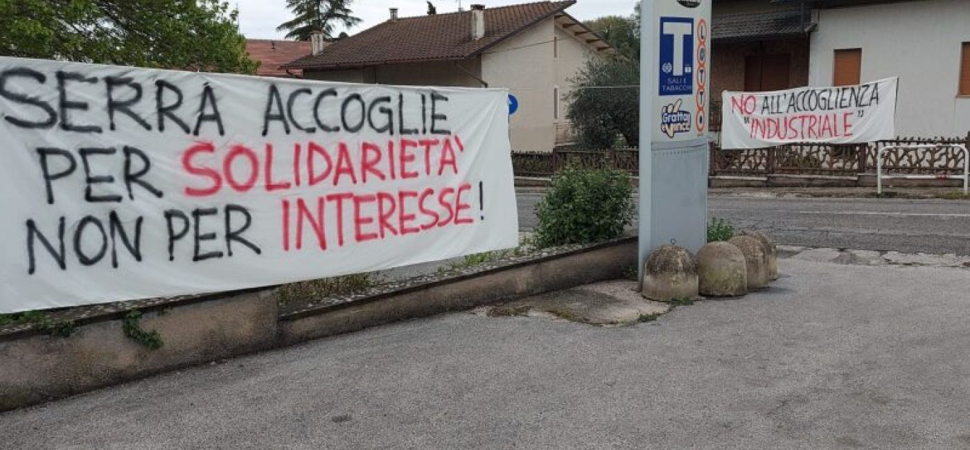 Due striscioni a Serra de' Conti per ribadire la volontà di accoglienza dei migranti ma in logica compatibile con la sicurezza del territorio