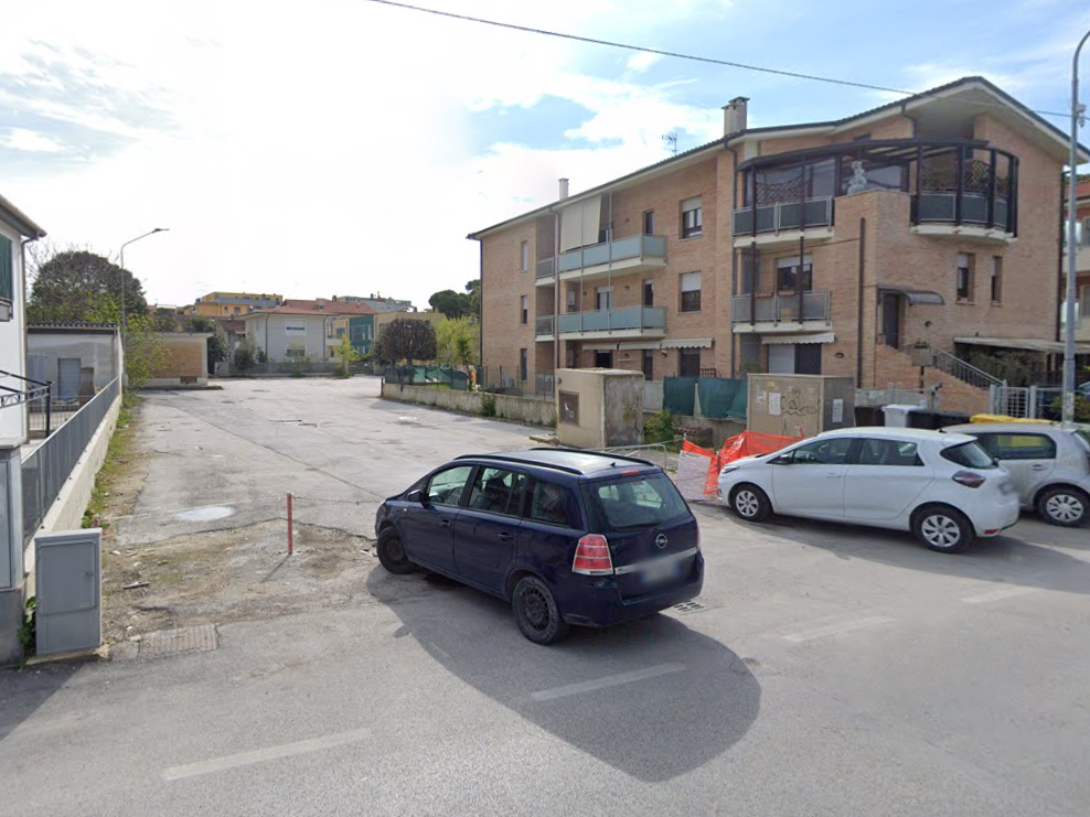 L'area lungo lo stradone Misa a Senigallia, un tempo parcheggio per l'ospedale