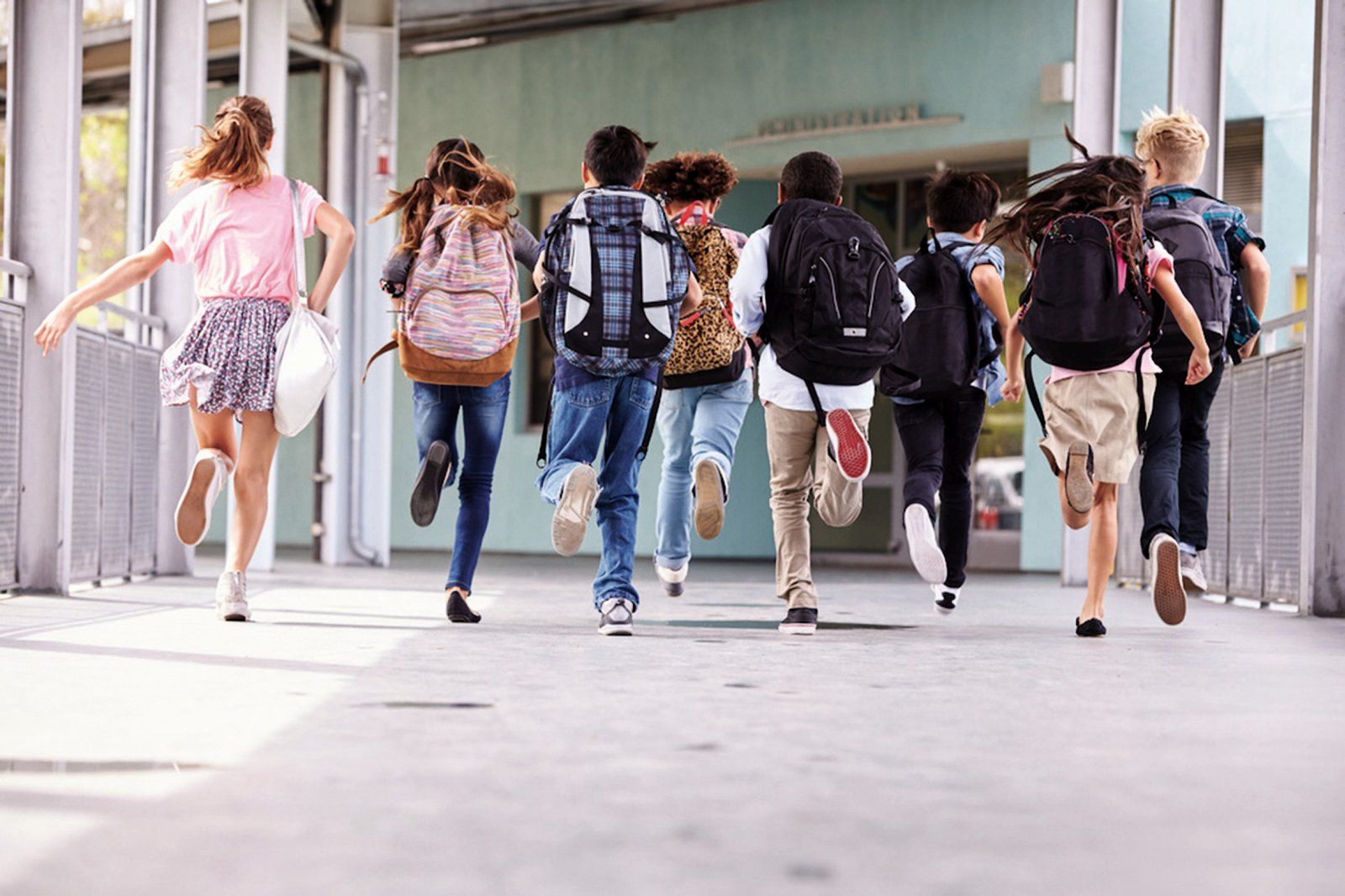 bambini che corrono, giovani, scuola, futuro, prospettive